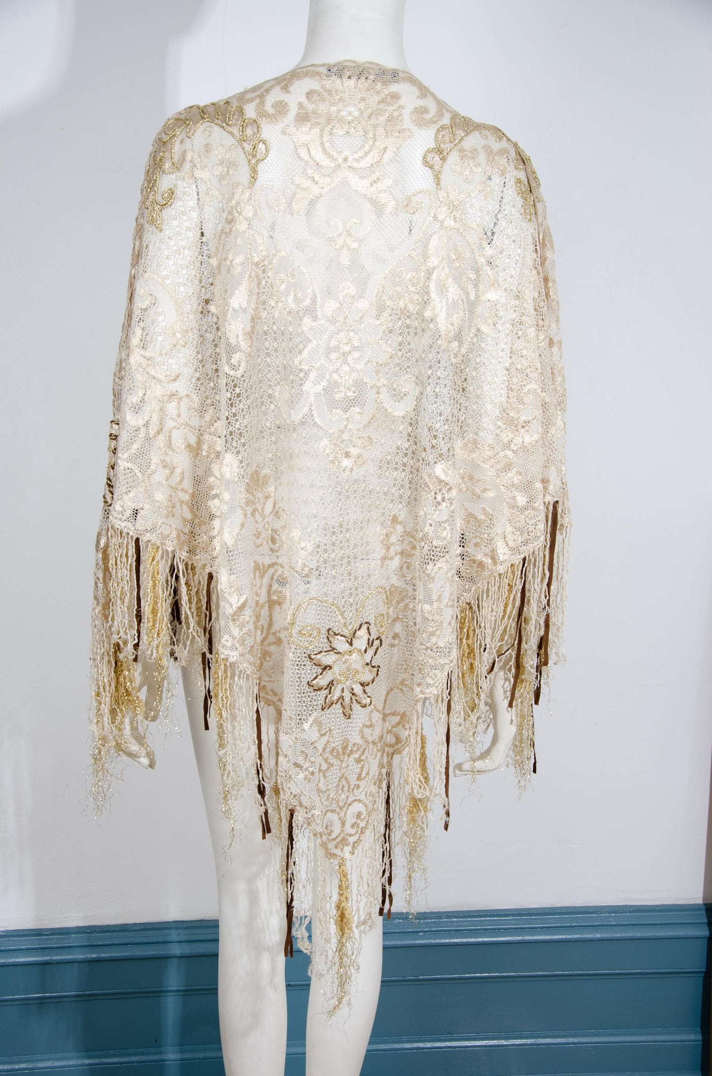 Poncho de verano de encaje vintage Gaetano Navarra con bordado dorado, bajo con flecos y cordones de cuero