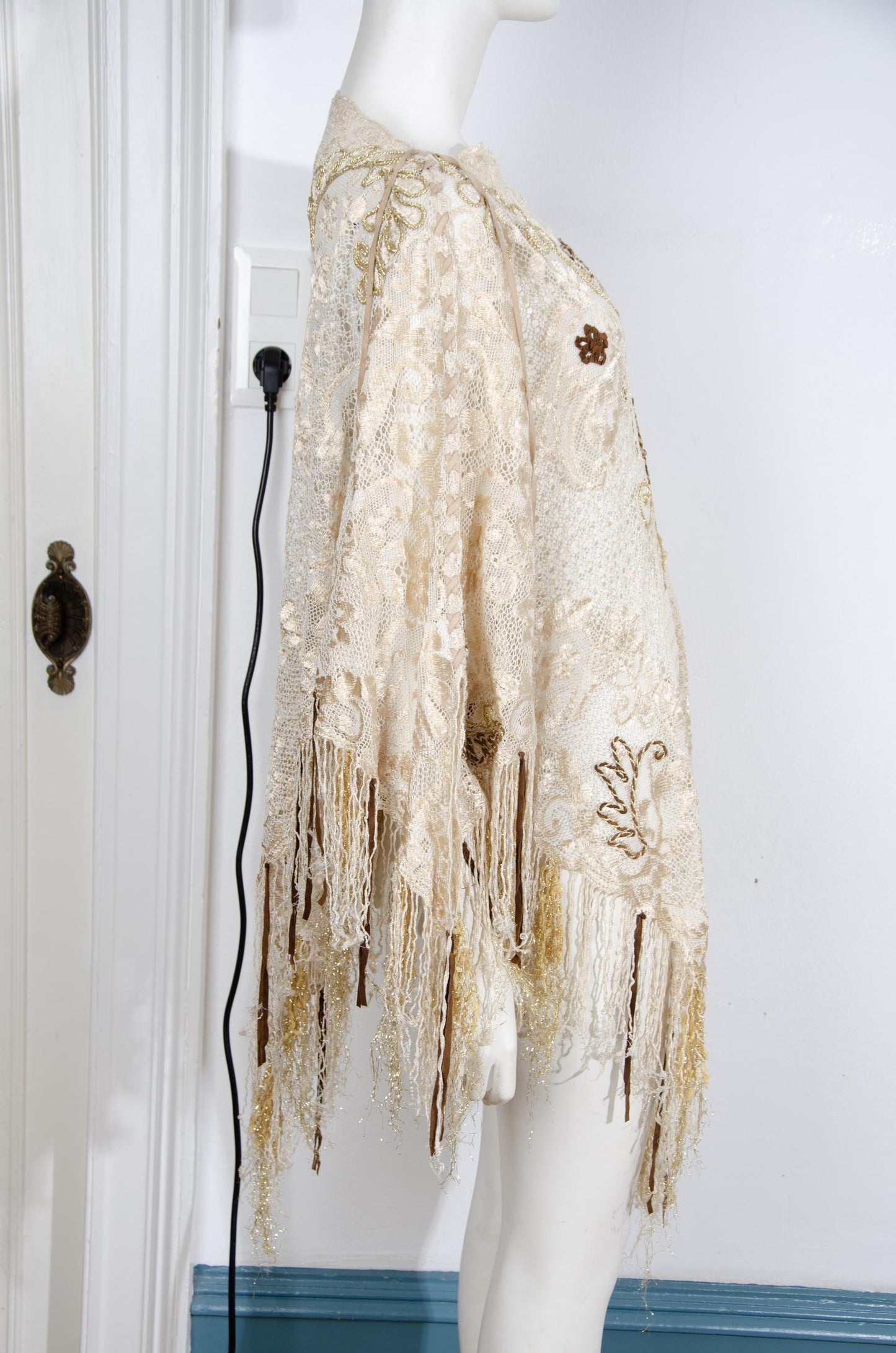 Poncho de verano de encaje vintage Gaetano Navarra con bordado dorado, bajo con flecos y cordones de cuero
