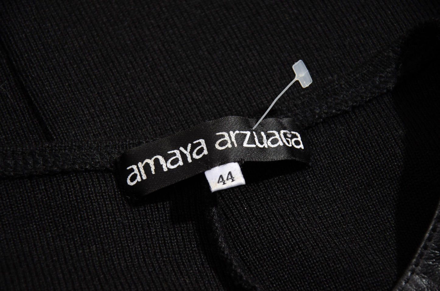 Vestido midi sin mangas de piel y punto vintage de Amaya Arzuaga / Hecho en España
