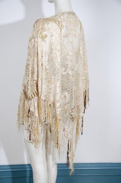 Poncho de verano de encaje vintage Gaetano Navarra con bordado dorado, bajo con flecos y cordones de cuero