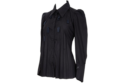 Camisa de cuello con botones y pliegues permanentes, de marca francesa vintage, en color negro y con apliques de tela.