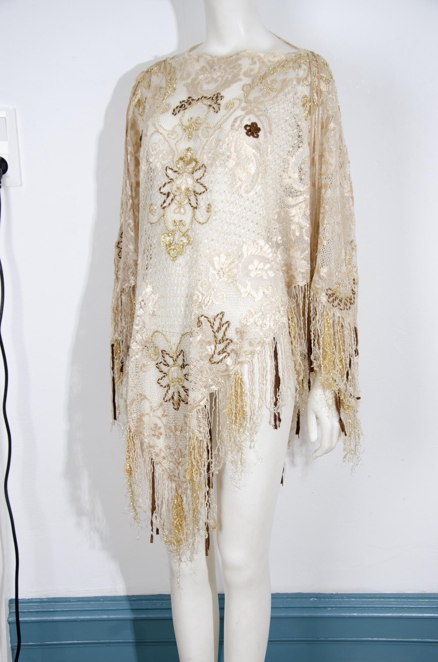 Poncho de verano de encaje vintage Gaetano Navarra con bordado dorado, bajo con flecos y cordones de cuero