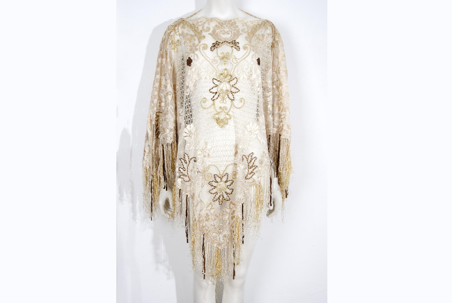 Poncho de verano de encaje vintage Gaetano Navarra con bordado dorado, bajo con flecos y cordones de cuero