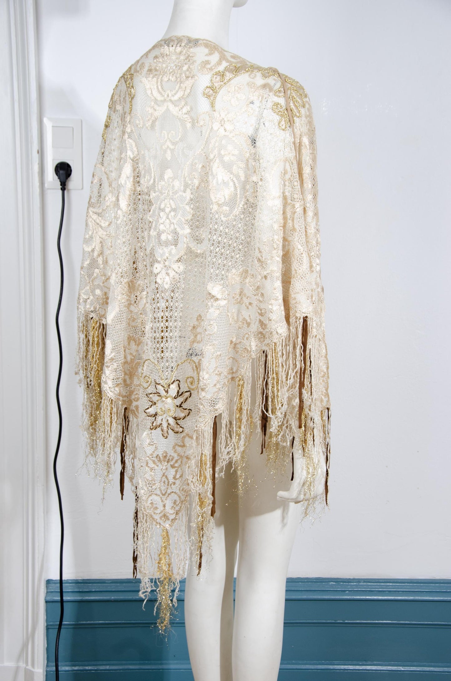 Poncho de verano de encaje vintage Gaetano Navarra con bordado dorado, bajo con flecos y cordones de cuero