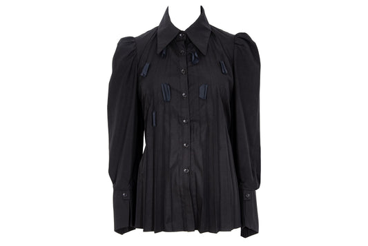 Camisa de cuello con botones y pliegues permanentes, de marca francesa vintage, en color negro y con apliques de tela.